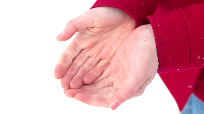 People suffering from Raynaud’s disorder usually have the skin color of their hands and fingers changed to red during colder weather.